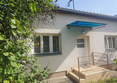 Izdajem jednosoban namješten stan. 270KM + struja. Stan je kod naselja Mjesec, 5 min pješice od tržnog centra Emporijum..065/696-424