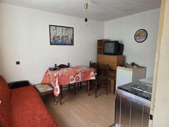 Izdajem jednosoban namješten stan. 270KM + struja. Stan je kod naselja Mjesec, 5 min pješice od tržnog centra Emporijum..065/696-424