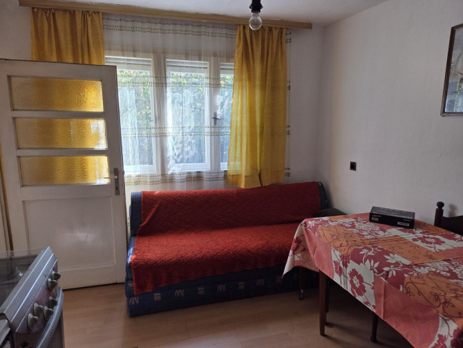 Izdajem jednosoban namješten stan. 270KM + struja. Stan je kod naselja Mjesec, 5 min pješice od tržnog centra Emporijum..065/696-424