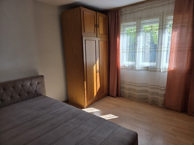 Izdajem jednosoban namješten stan. 270KM + struja. Stan je kod naselja Mjesec, 5 min pješice od tržnog centra Emporijum..065/696-424