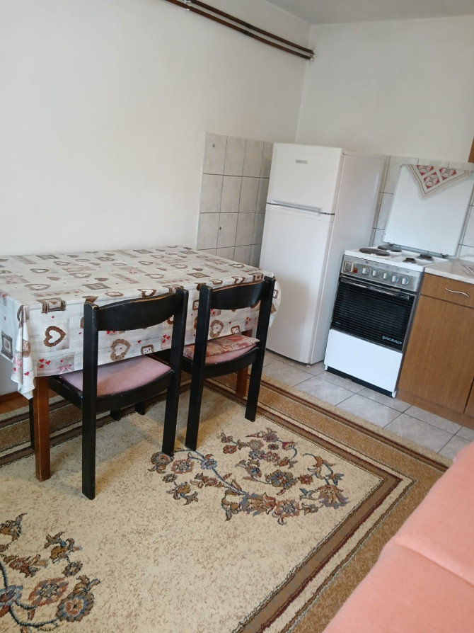 Iznajmljujem namješten stan i sobe na atraktivnoj lokaciji u Banjoj Luci