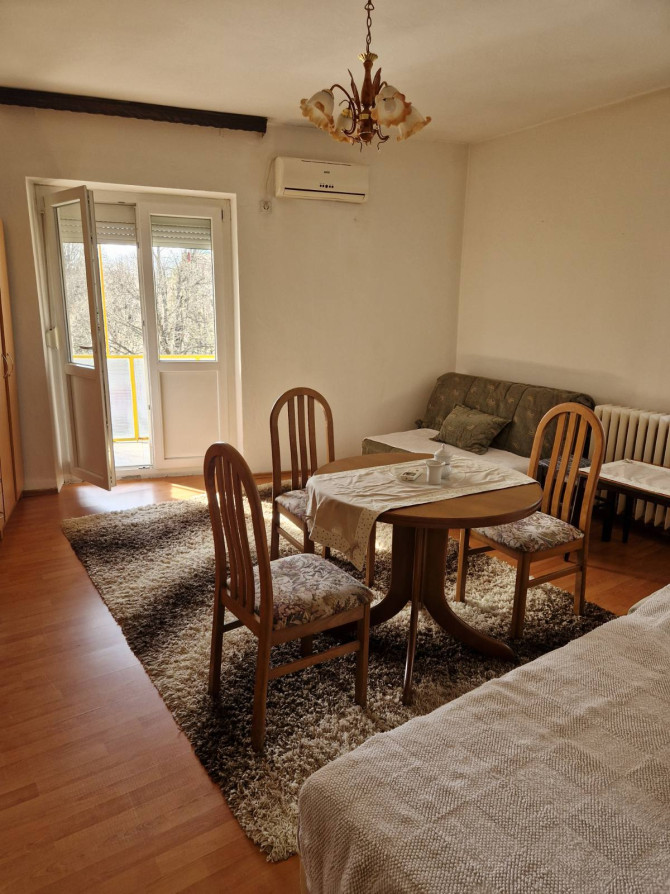 Iznajmljuje se namještena garsonjera na atraktivnoj lokaciji u centru grada