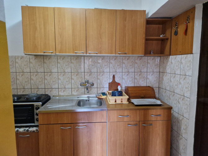 Iznajmljuje se namještena garsonjera na atraktivnoj lokaciji u centru grada