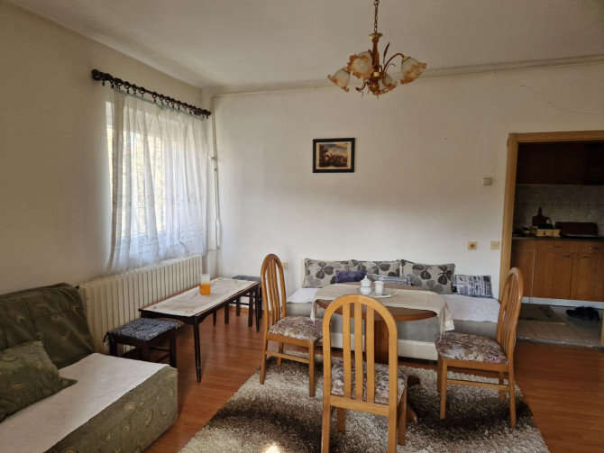 Iznajmljuje se namještena garsonjera na atraktivnoj lokaciji u centru grada