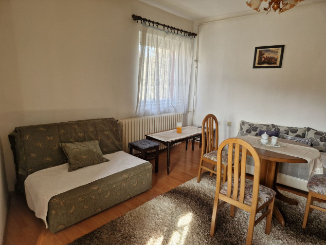 Iznajmljuje se namještena garsonjera na atraktivnoj lokaciji u centru grada