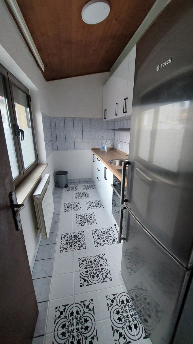 IZDAJE SE DVOIPOSOBAN STAN U BLIZINI EMPORIJUMA, 550 KM