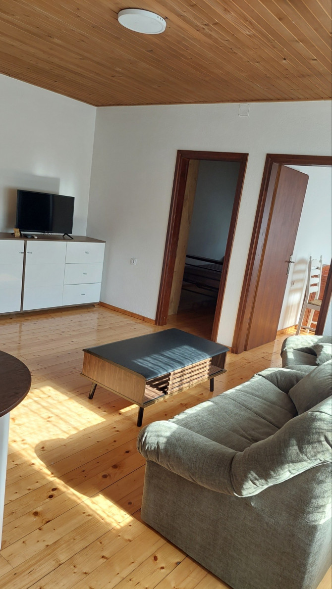 IZDAJE SE DVOIPOSOBAN STAN U BLIZINI EMPORIJUMA, 550 KM