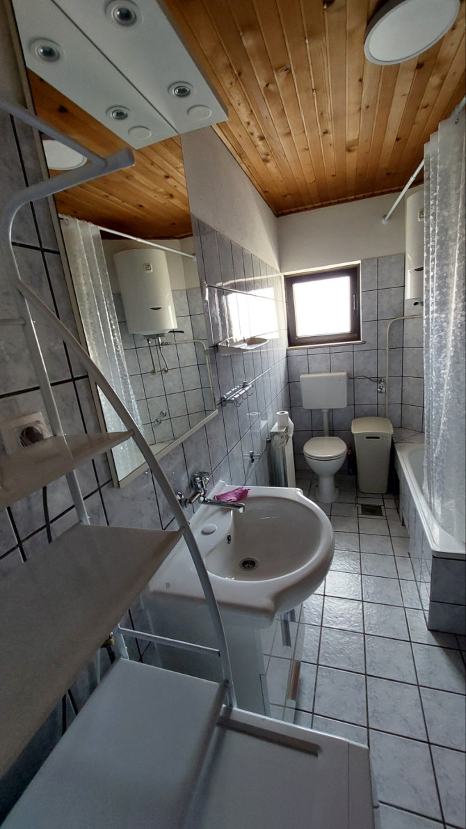 IZDAJE SE DVOIPOSOBAN STAN U BLIZINI EMPORIJUMA, 550 KM