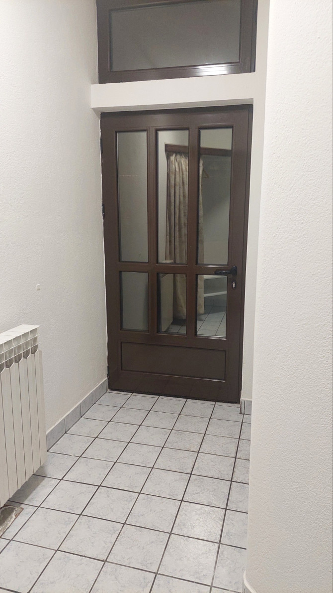 IZDAJE SE DVOIPOSOBAN STAN U BLIZINI EMPORIJUMA, 550 KM