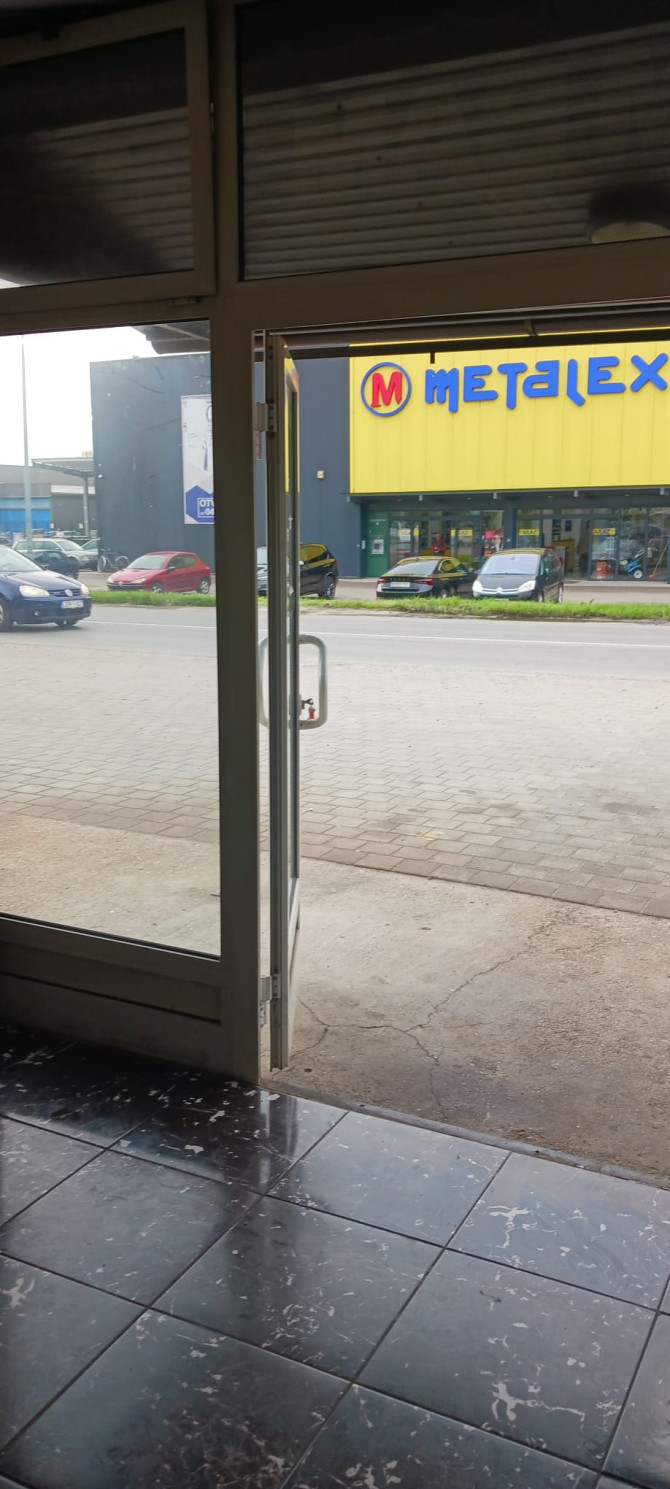 Izdajem poslovni prostor 32 kvadrata na frekventnoj lokaciji