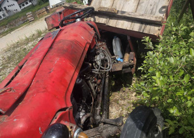 Prodaje se traktor IMT 533 sa kabinom