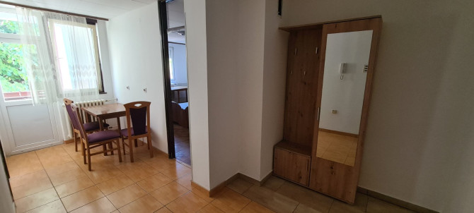 Izdajem jednosoban namješten stan u centru grada . 350KM + dažbine. Ulica Sime Šolaje 5.  .