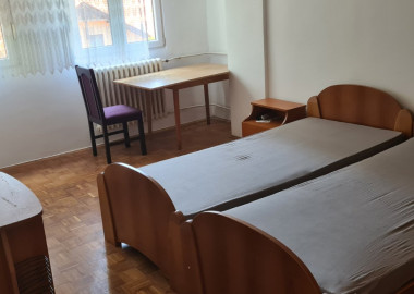 Izdajem jednosoban namješten stan u centru grada . 350KM + dažbine. Ulica Sime Šolaje 5.  .