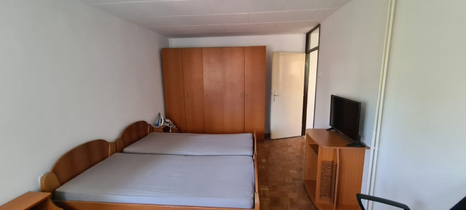 Izdajem jednosoban namješten stan u centru grada . 350KM + dažbine. Ulica Sime Šolaje 5.  .