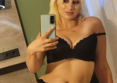 Nevena plavusa zanosnih oblina