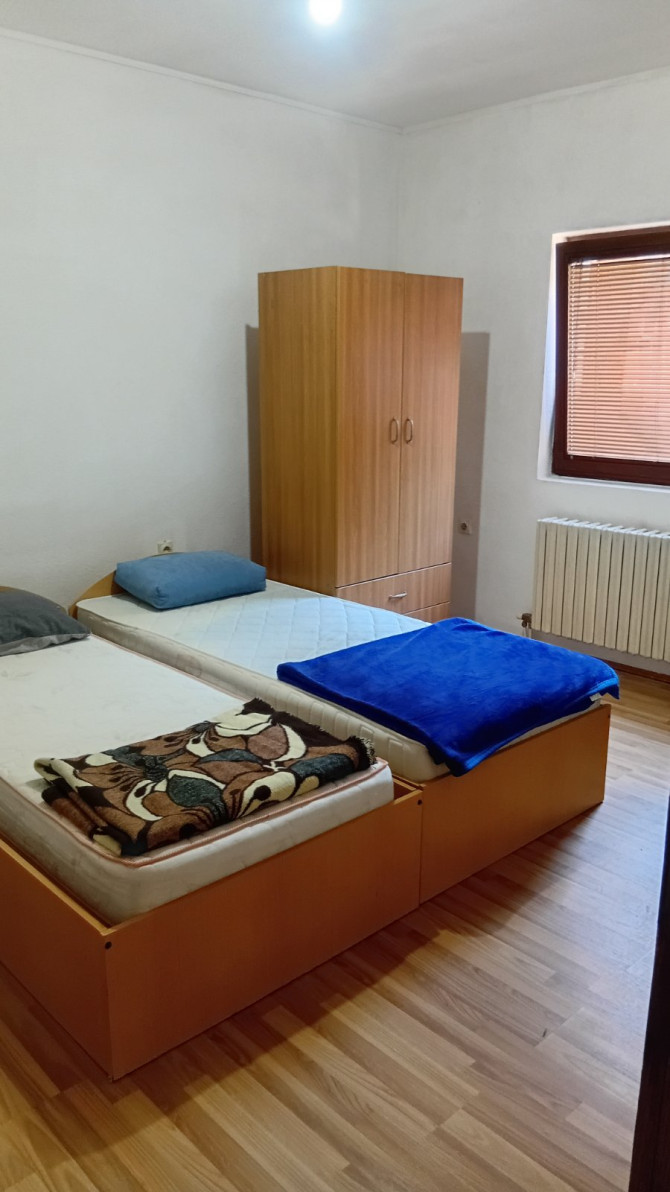 Iznajmljujem sobu na spratu kuće