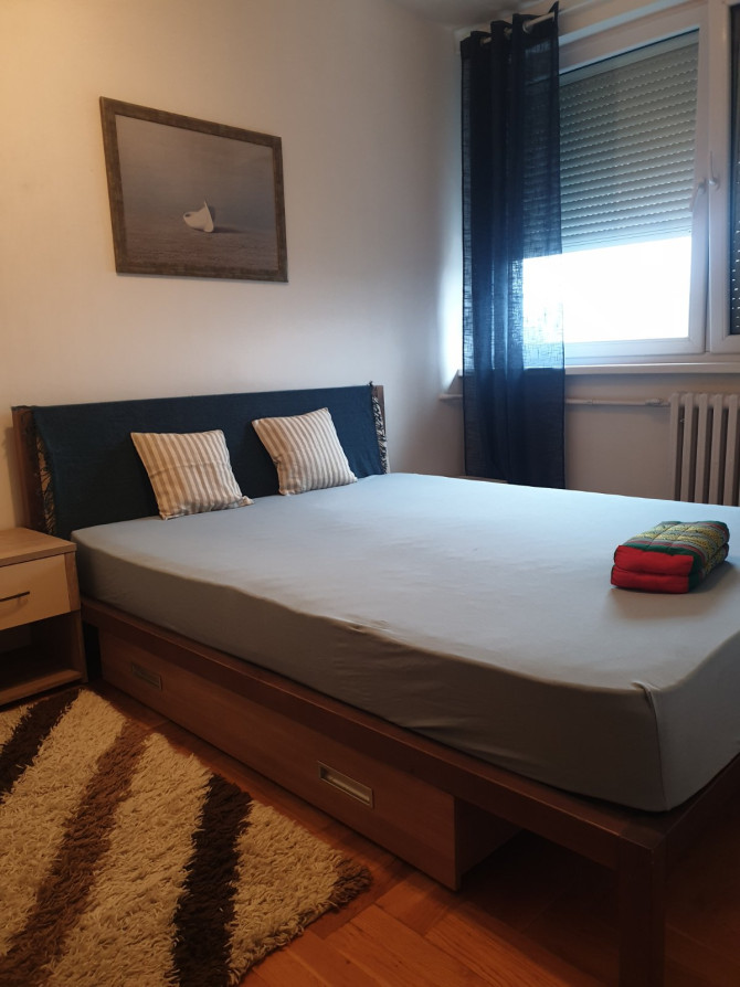 Izdaje se trosoban stan,kod pošte,škole i marketa u Novoj varoši,grijanje struja