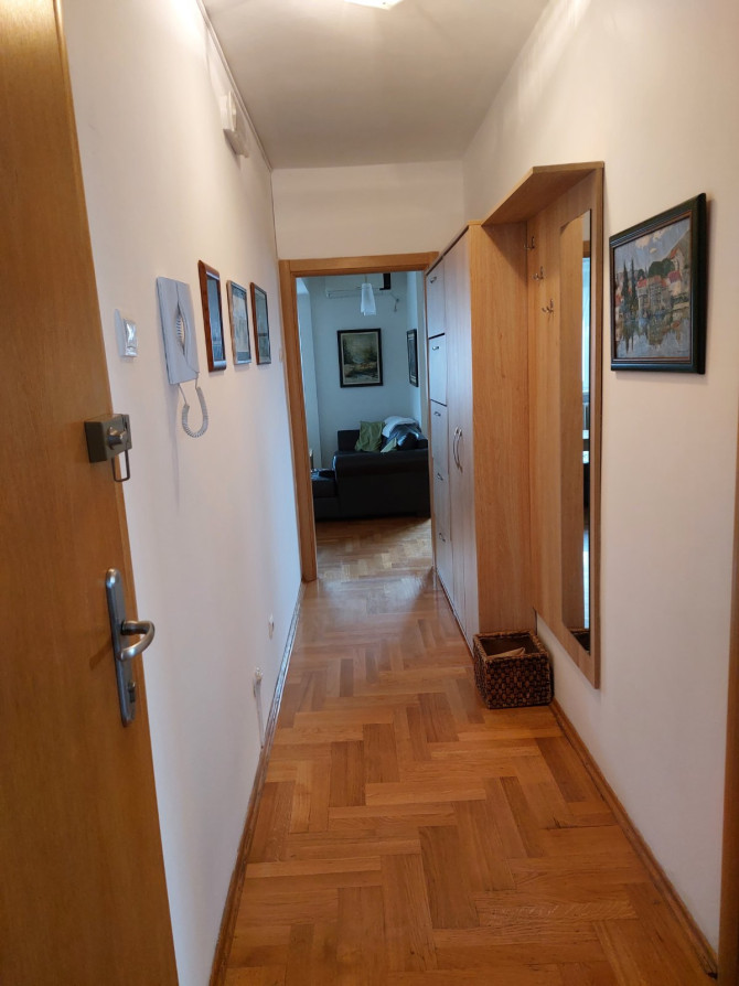 Izdaje se trosoban stan,kod pošte,škole i marketa u Novoj varoši,grijanje struja