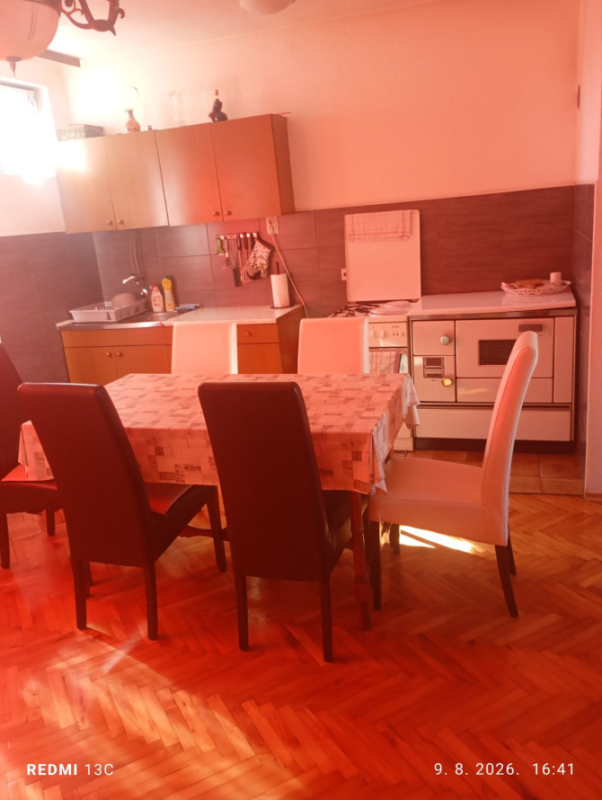 Iznajmljujem namješten stan od 65m2 u Trnu