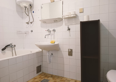 Izdaje se dvosoban, nenamješten stan u naselju Obilićevo