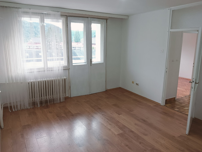 Izdaje se dvosoban, nenamješten stan u naselju Obilićevo
