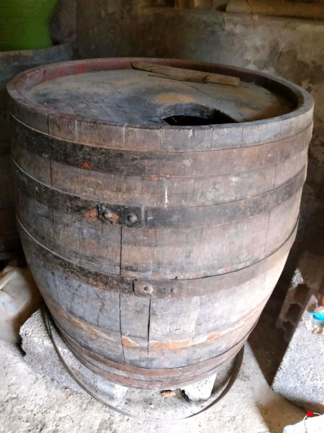 Šest vinskih bačava u dobrom stanju 2 x cca 300 / 2 x cca 400 / 1 x cca 250 / 1 x cca 1000 litara