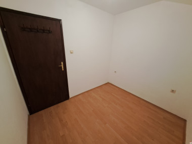 Izdajem dvosoban, nenamješten sprat kuće