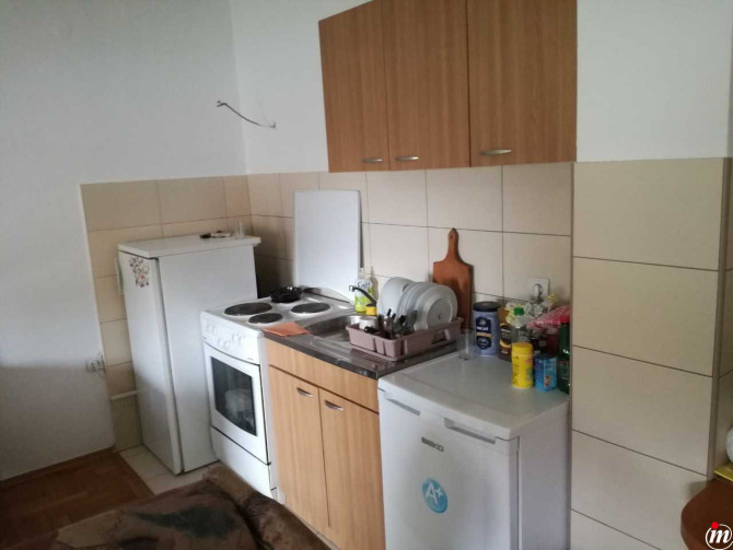 Izdajem stan sprat kuce djevojkama
