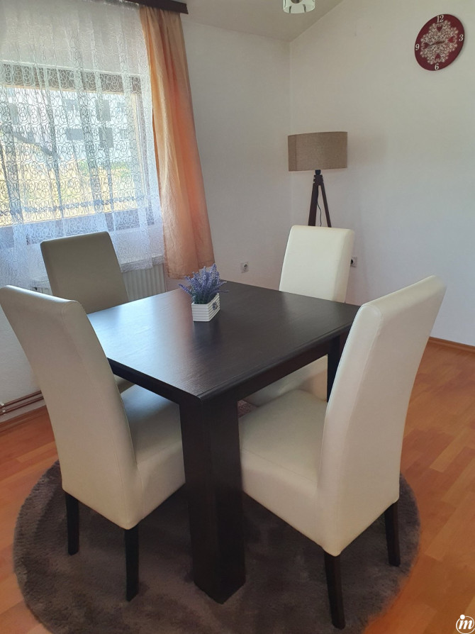 Izdajem stan, blizu Kampusa