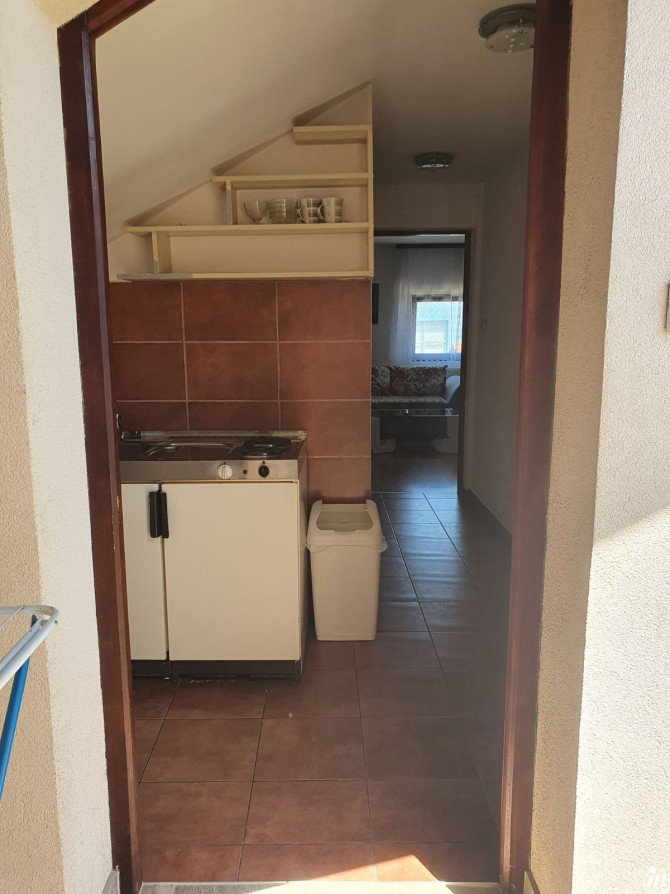 Izdajem stan, blizu Kampusa