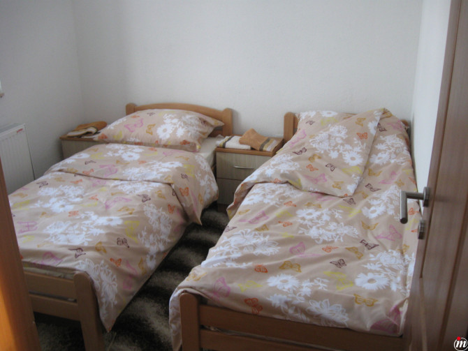 IZDAJEM  DVOSOBAN NAMJESTEN STAN  KOD UKC-a