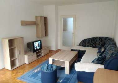 Izdaje se dvosoban stan u Mejdanu.