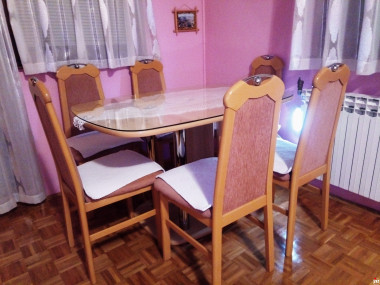 Prodajem trpezarijski sto i stolice 