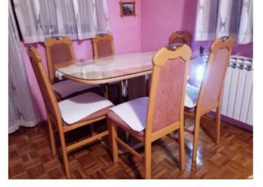 Prodajem trpezarijski sto I stolice 