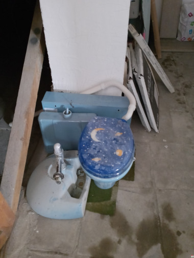 WC šolja,vodokotlić, ogledalo, umivaonik
