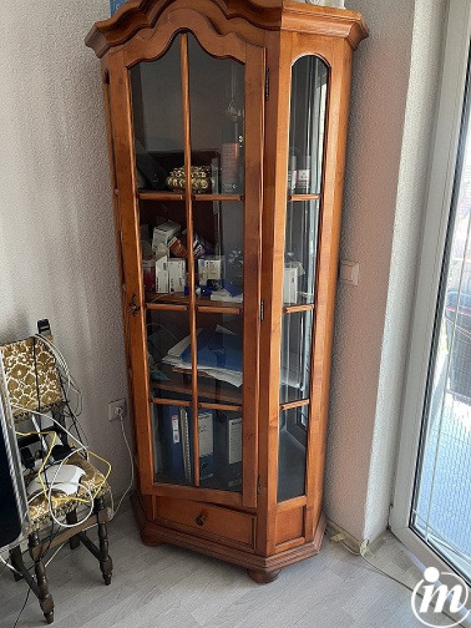 Prodajem 2 vitrine, komodu i 4 lustera
