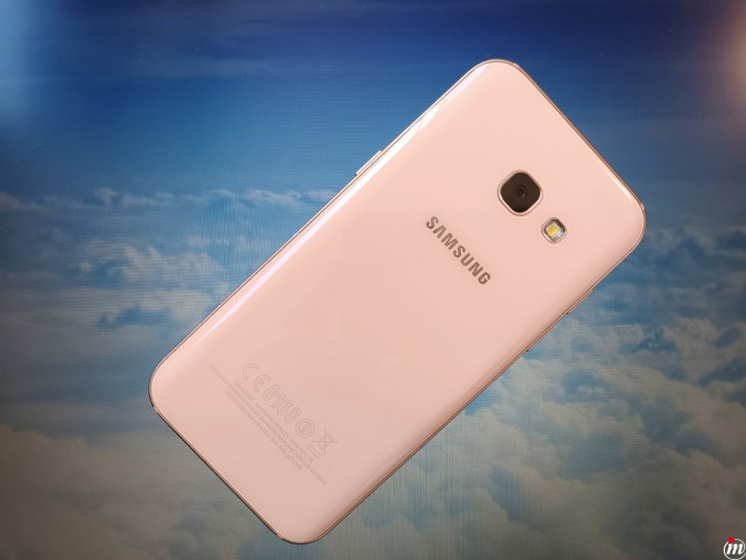 Samsung A3 boja breskve u odličnom stanju
