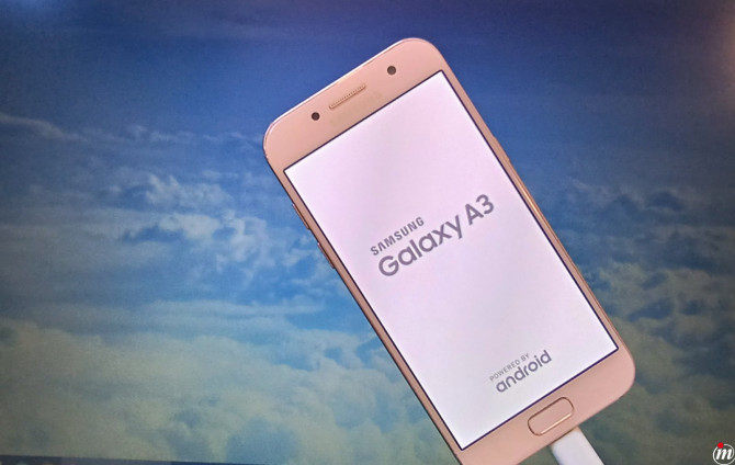 Samsung A3 boja breskve u odličnom stanju