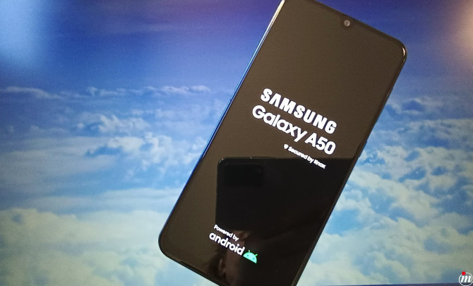 Samsung A50 plavi u odličnom stanju.