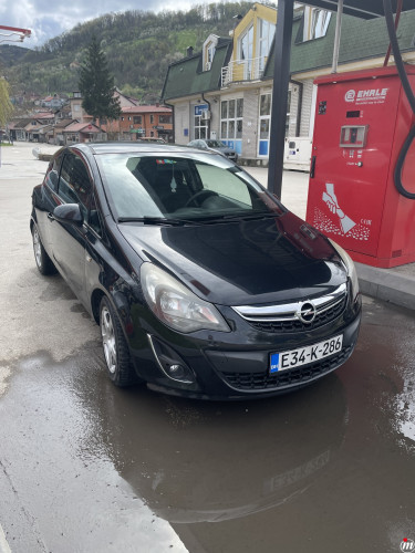 Prodajem Opel Corsu 2012 ful oprema 7600 KM